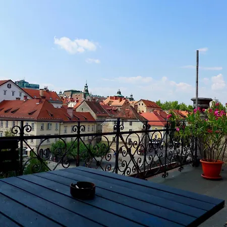 Old Town Terrasse View On River 卢布尔雅那
